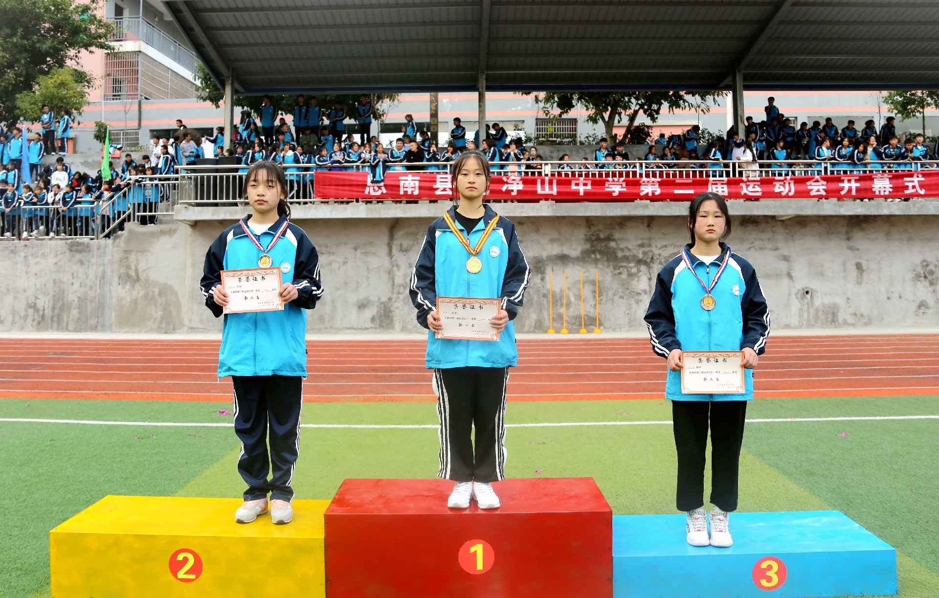 高一女子.jpg