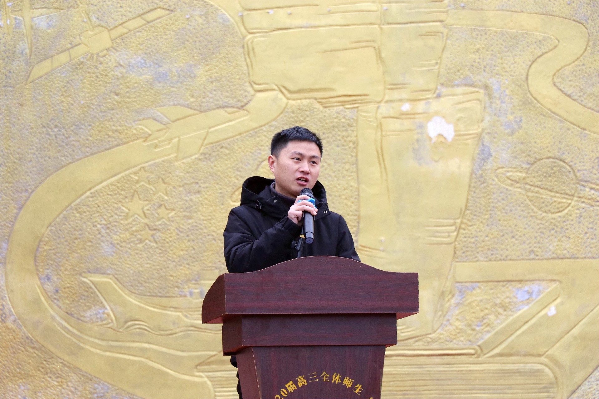 3校务委员、教务处主任、高三年级组长李稳作动员讲话.JPG